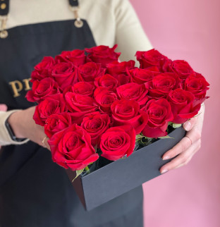 Red roses "Heart" in a black box 