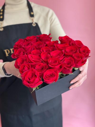 Классические красные розы "Сердце" в черной коробке