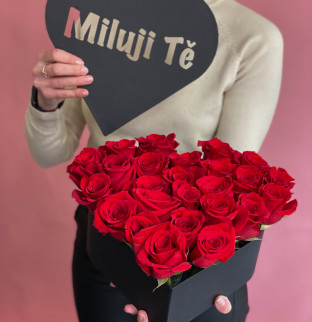 Klasické rudé růže v krabici s nápisem “Miluji tě”