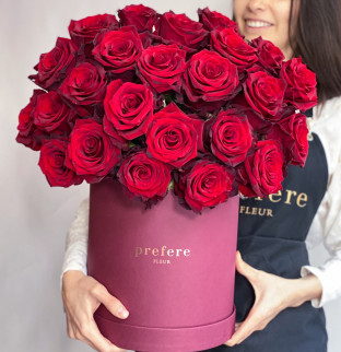 Klasické rudé růže v kloboukové krabici Grand