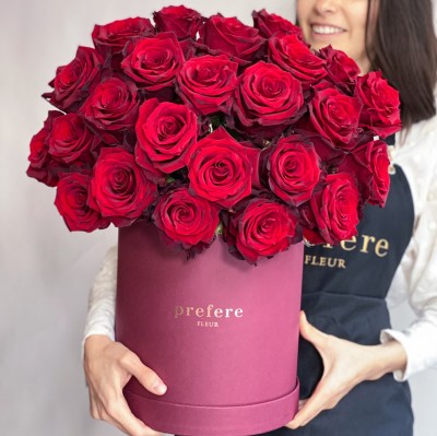 Классические красные розы в коробке