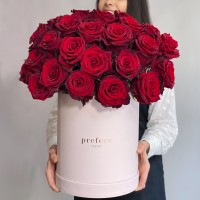 Klasické rudé růže krabici