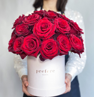 Klasické rudé ruže v kloboukové krabici
