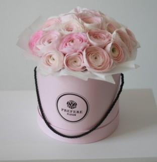 Ranunculus in a hat box Pink