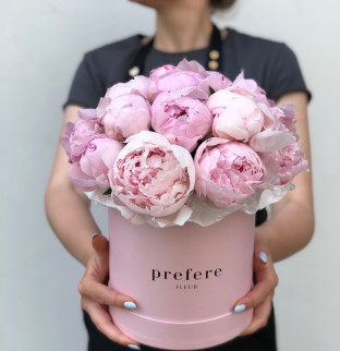 Peony in a hat box