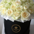 Белые розы в шляпной коробке Black