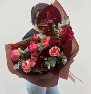 Men’s bouquet in red shades