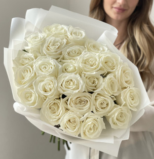 Kytice bílých růží 25