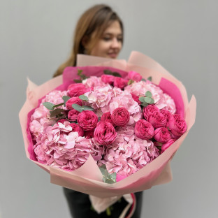 Jemná kytice z hortenzií a růží #2