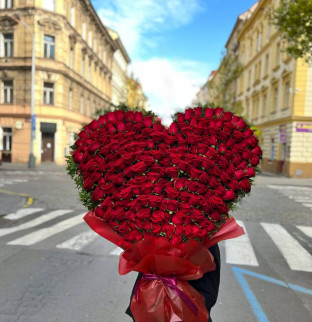 Kytice rudých růží ve tvaru srdce