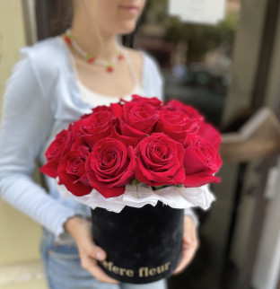 Красные розы в шляпной коробке с надписью