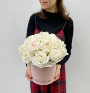 Bílé růže v kloboukové krabici