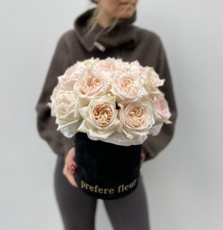 Bílé růže v kloboukové krabici Black