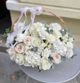 Košík s bílými květinami