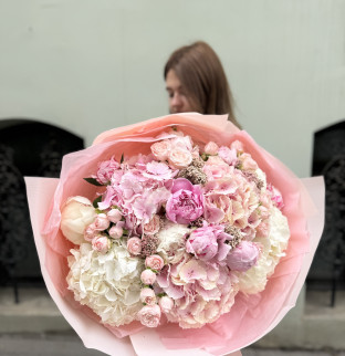 Trio bouquet "Peonies, roses and hydrengea"