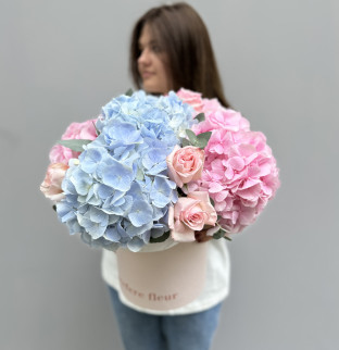 Bouquet of hydrangeas and roses in a hat box #2