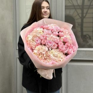 Jemná kytice z hortenzií a růží #2 Jemná kytice z hortenzií a růží #2