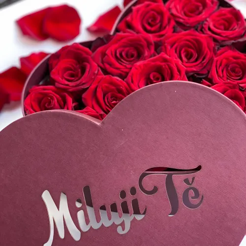 Red roses in a box Miluji tě Red roses in a box Miluji tě