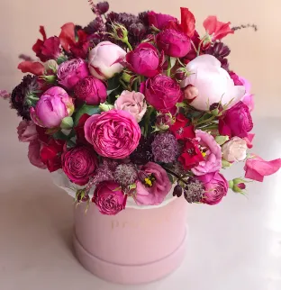 Bouquet ART Pink #24 in a hat box Pink