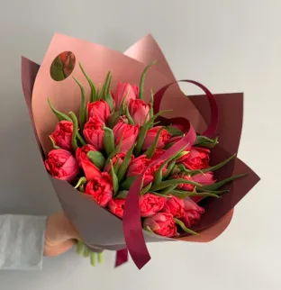 Scarlet tulip bouquet