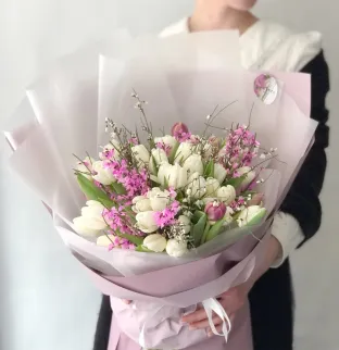 Kytice z tulipánů a genistry Kytice z tulipánů a genistry