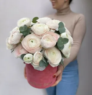 Ranunculus in a hat box Pink