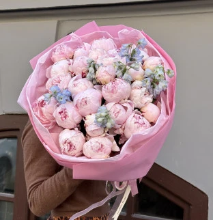 Pivoňky a modrý delphinium