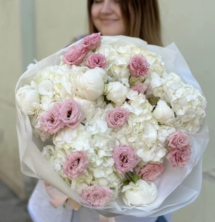 Trio kytice "Hortnezie, pivoňky a eustoma"