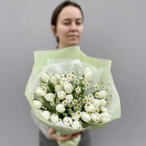 Kytice z tulipánů a heřmánek Kytice z tulipánů a heřmánek