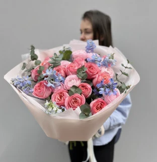Pivoňkové růže Pink Expression a Delphinium 