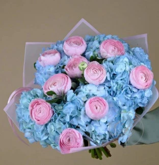 Bouquet ranunculus and hydrangeas 