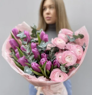 Ranunculus (Pryskyřník) a tulipány Ranunculus (Pryskyřník) a tulipány
