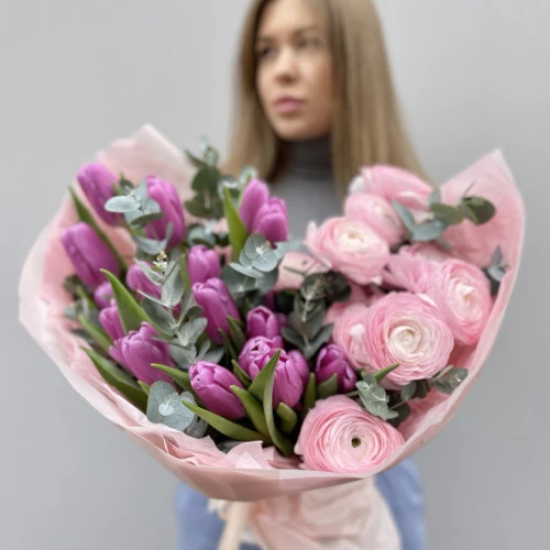 Ranunculus (Pryskyřník) a tulipány Ranunculus (Pryskyřník) a tulipány