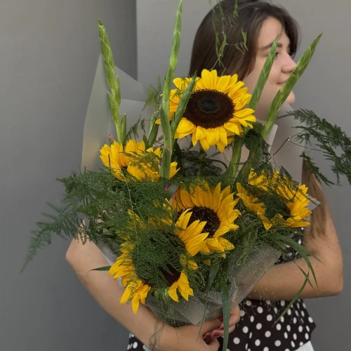 Kytice sezónních květin se slunečnicemi Kytice sezónních květin se slunečnicemi