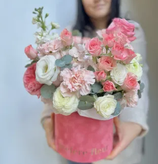 Bouquet ART  #19 in a hat box 