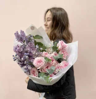 Pivoňkové růže a delphinium