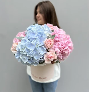 Bouquet of hydrangeas and roses in a hat box #2