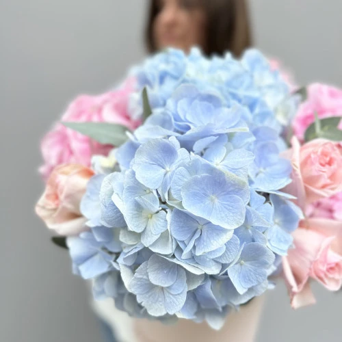 Bouquet of hydrangeas and roses in a hat box #2 Bouquet of hydrangeas and roses in a hat box #2