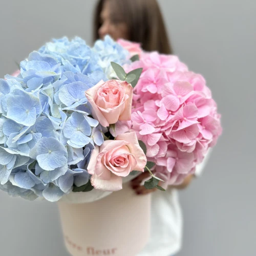 Bouquet of hydrangeas and roses in a hat box #2 Bouquet of hydrangeas and roses in a hat box #2