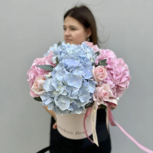 Bouquet of hydrangeas and roses in a hat box #2 Bouquet of hydrangeas and roses in a hat box #2