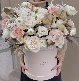 Bouquet ART Pink #2 in a hat box Pink