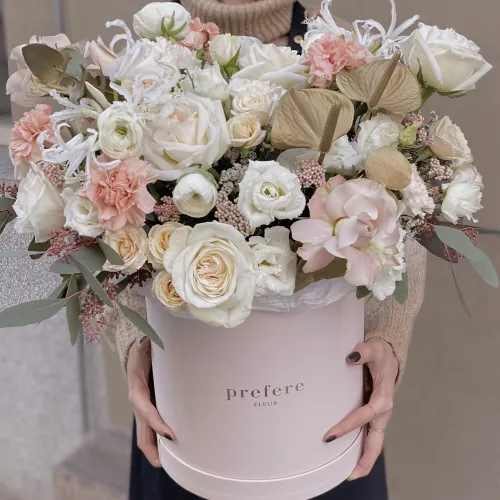 Bouquet ART Pink #2 in a hat box Pink Bouquet ART Pink #2 in a hat box Pink