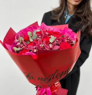  Bouquet of roses and orchids 