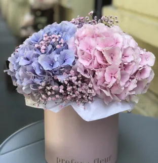 Bouquet of hydrangeas and gypsophila in a hat box #2