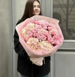 Jemná kytice z hortenzií a růží #2 Jemná kytice z hortenzií a růží #2